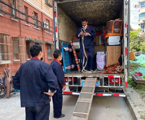 杨浦高楼层居民搬场